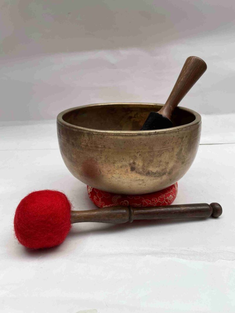 Old, Buddhist Hand-Beaten Lingam Singing Bowl – Plain Design - Image 3